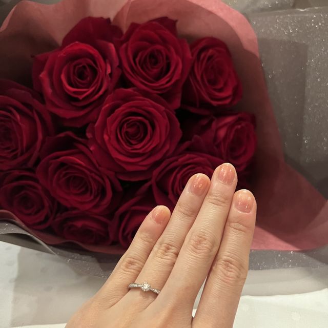 【ラザール ダイヤモンド(LAZARE DIAMOND)の口コミ】 爪がしっかりしていて、安心する。ダイヤモンドの輝きが美しいです。
周り…