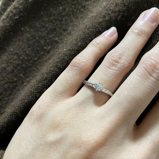 【銀座ダイヤモンドシライシの口コミ】 華奢な細めリング、ウェーブライン
コンセプトに物語を感じて、指輪への愛…
