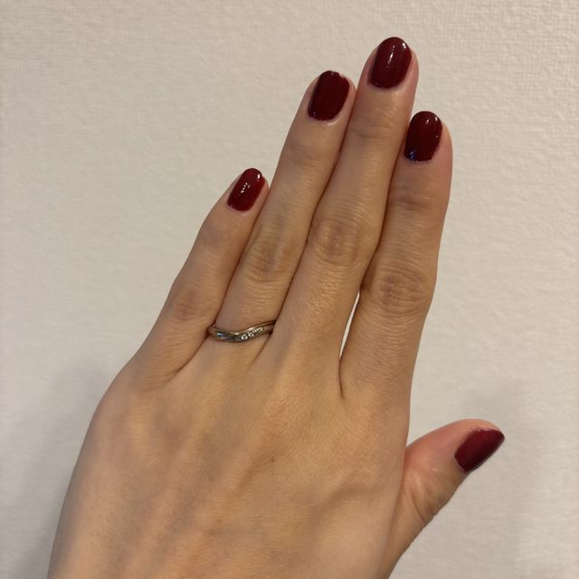 【ケイウノ ブライダル(K.UNO BRIDAL)の口コミ】 指が長く見えるウェーブタイプで指馴染みがとても良く、着け心地もとても…