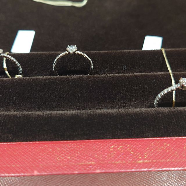 【カルティエ(Cartier)の口コミ】 センターのダイヤの周りにも小さなダイヤの付いた指輪でさがしていました…