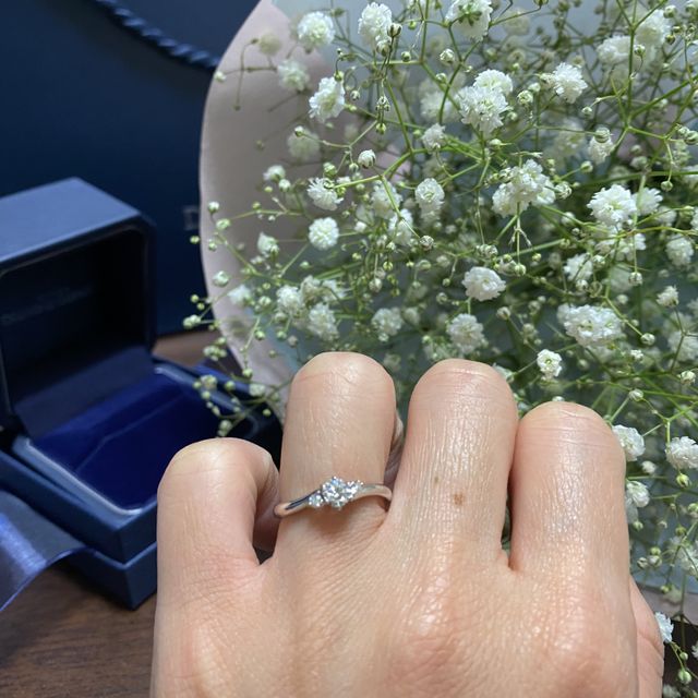 【銀座ダイヤモンドシライシの口コミ】 ・日本人の指の付け根の形にあいやすいウェーブデザイン
・エンゲージリン…