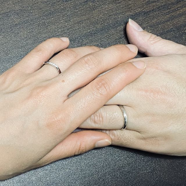 【銀座ダイヤモンドシライシの口コミ】 ・日本人の指の付け根の形にあいやすいウェーブデザイン
・エンゲージリン…