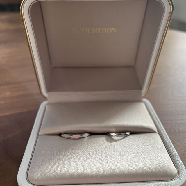 【ブシュロン(BOUCHERON)の口コミ】 プラチナの素材なので丈夫なのと、光が反射してキラッと光ると素敵です。
…