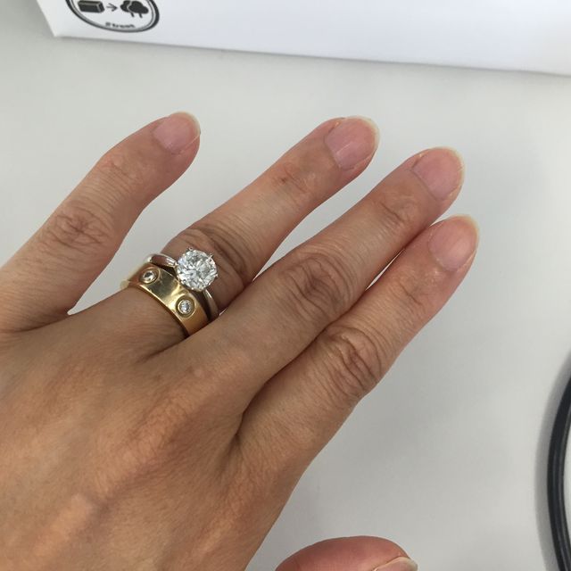【カルティエ(Cartier)の口コミ】 結婚指輪で毎日はめるものなので、婚約指輪のように石が突出していたりし…