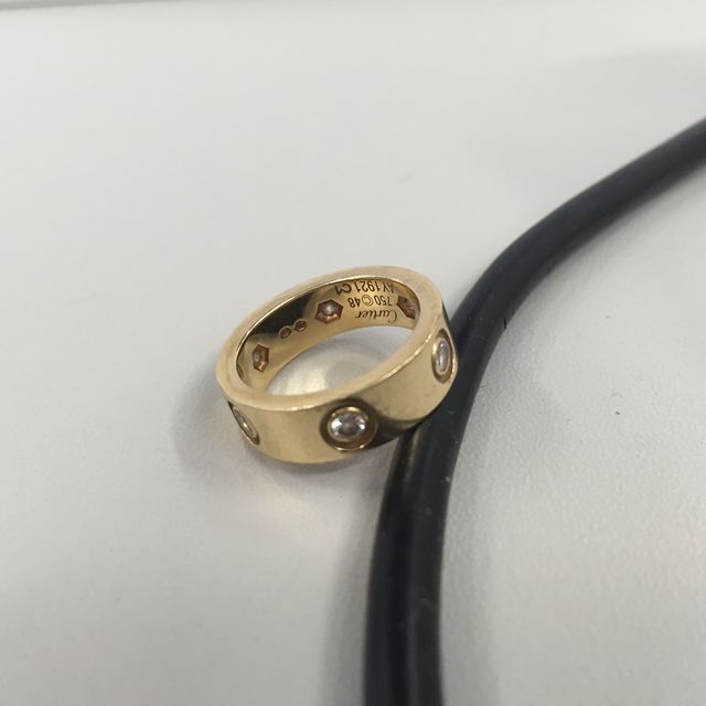 【カルティエ(Cartier)の口コミ】 結婚指輪で毎日はめるものなので、婚約指輪のように石が突出していたりし…