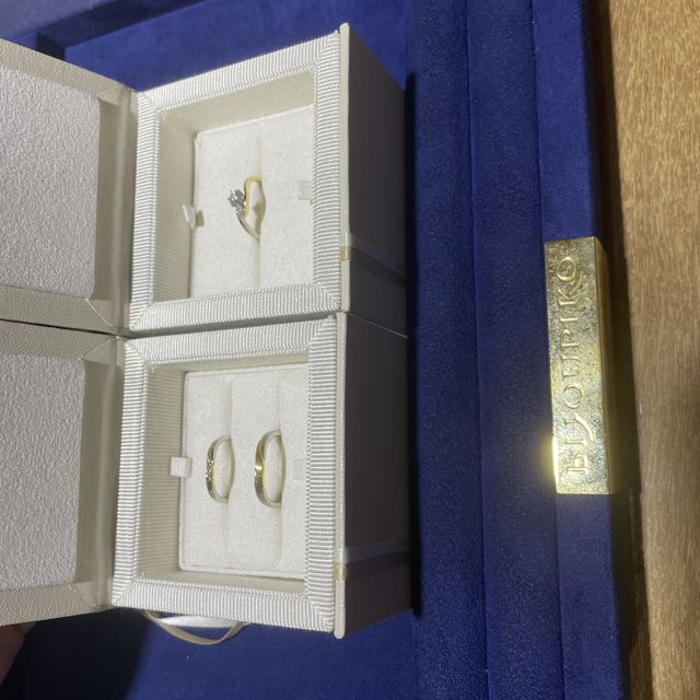 【AMOUR AMULET(アムール・アミュレット)の口コミ】 イエローゴールドかプラチナで迷っていたので、どちらも入っているこの指…