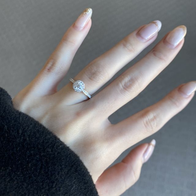 【ラザール ダイヤモンド(LAZARE DIAMOND)の口コミ】 SNSで画像を見て、とっても可愛いと思う店舗に伺いました。
中央のダイヤ…