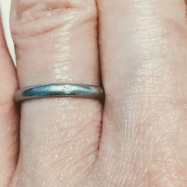 【銀座ダイヤモンドシライシの口コミ】 素材は、プラチナ950、小さいダイヤを表面の真ん中に入れました(オプショ…