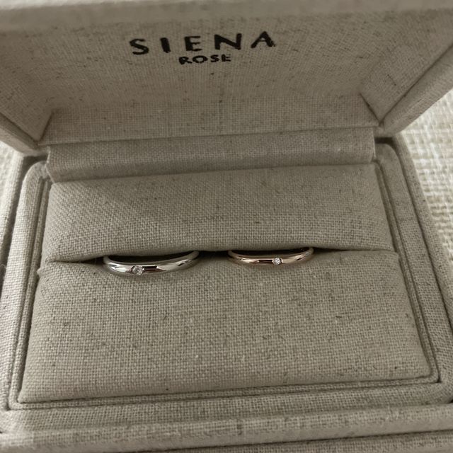 【SIENAROSE(シエナロゼ)の口コミ】 インスタグラムで指輪を探していて、シンプルでワンポイントにダイヤが入…