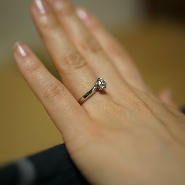 【エクセルコダイヤモンド(EXELCO DIAMOND)の口コミ】 彼女への婚約指輪を探している中でこの指輪にめぐり逢いました。
6つ爪が…