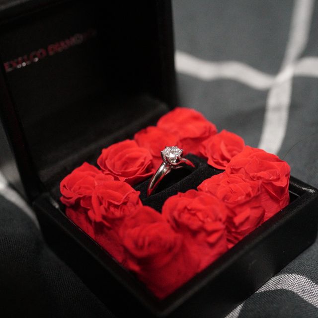 【エクセルコダイヤモンド(EXELCO DIAMOND)の口コミ】 彼女への婚約指輪を探している中でこの指輪にめぐり逢いました。
6つ爪が…