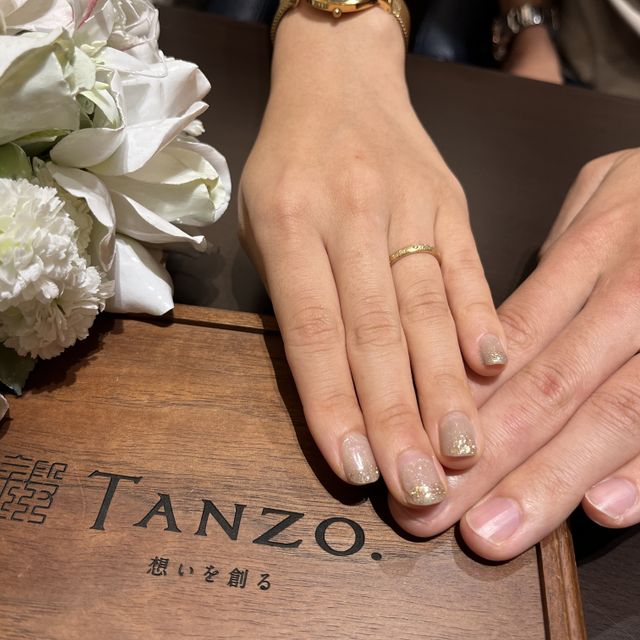 【TANZO.(鍛造指輪)の口コミ】 普段からアクセサリーはゴールドをつけることが多いのでこの結婚指輪と他…
