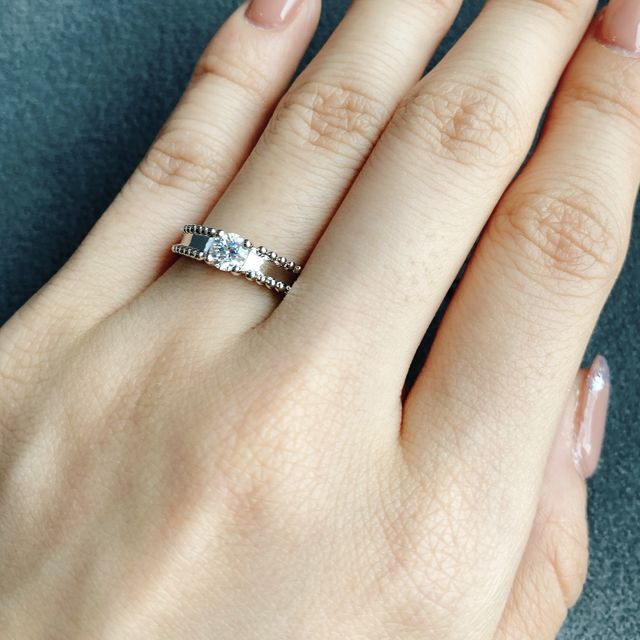 【ヴァン クリーフ＆アーペル(Van Cleef & Arpels)の口コミ】 一目惚れでした。他の人と被らないデザインで、ヴァンクリらしい可愛らし…