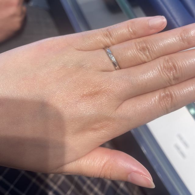 【銀座ダイヤモンドシライシの口コミ】 少し四角い感じのフォルムの指輪でした。ダイヤモンドはななめに入ってい…