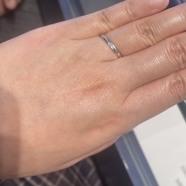 【銀座ダイヤモンドシライシの口コミ】 これは、スタッフさんにオススメされて試着した指輪になります。このデザ…