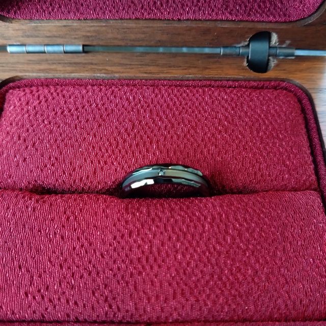 【MIORING(ミオリング)の口コミ】 結婚指輪で黒色の指輪を探していて、
この指輪にたどり着きました。
ダイ…
