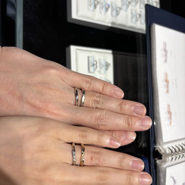 【銀座ダイヤモンドシライシの口コミ】 婚約指輪との重ね付けも良い感じだったのでこちらを選びました。ダイヤモ…