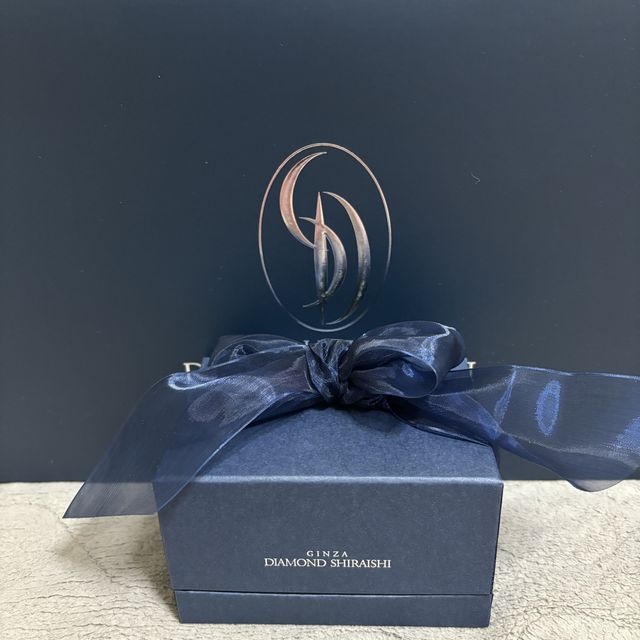 【銀座ダイヤモンドシライシの口コミ】 婚約指輪との重ね付けも良い感じだったのでこちらを選びました。ダイヤモ…