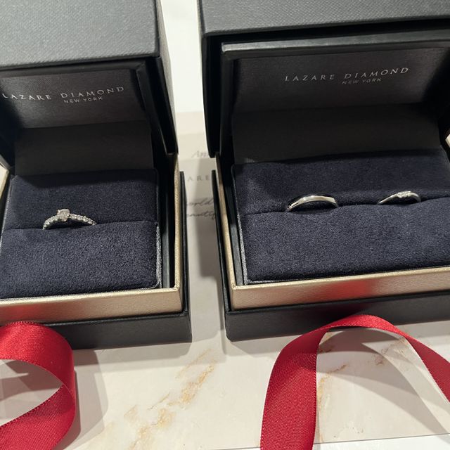 【ラザール ダイヤモンド(LAZARE DIAMOND)の口コミ】 婚約指輪はどこから見ても眩しいくらいにキラキラと輝いています。
婚約指…