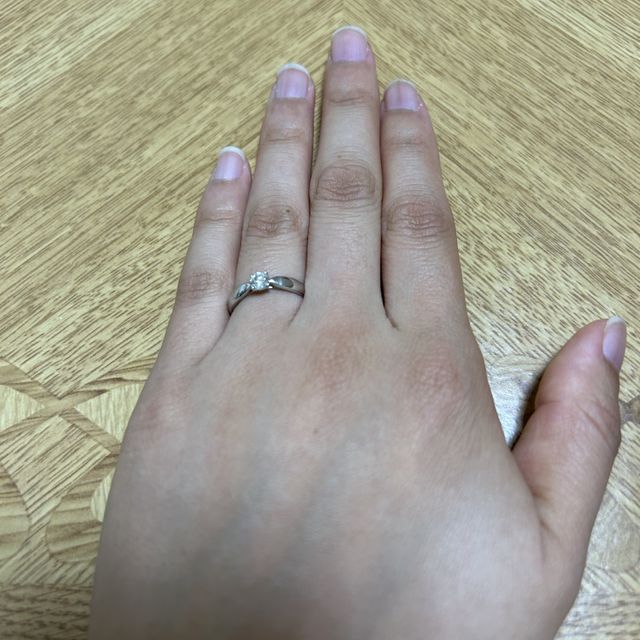 【ティファニー(Tiffany & Co.)の口コミ】 ティファニーセッティングとこちらで悩みましたが、中央に向かってリボン…