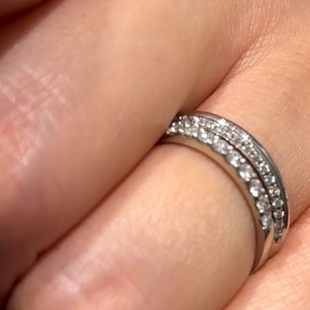 【アイプリモ(I-PRIMO)の口コミ】 ハーフエタニティの婚約指輪と、それに合う結婚指輪を探していました。結…