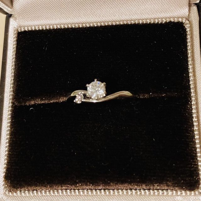 【アイプリモ(I-PRIMO)の口コミ】 まず、デザインについてですがメインストーンに寄り添うようにピンクダイ…