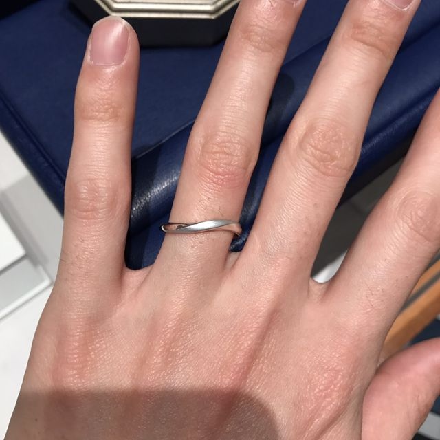 【銀座ダイヤモンドシライシの口コミ】 中指から小指までに傾斜がある私たちにとってはストレートタイプよりもひ…