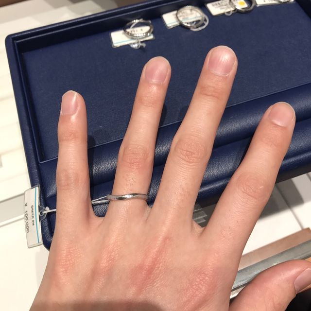 【銀座ダイヤモンドシライシの口コミ】 中指から小指までに傾斜がある私たちにとってはストレートタイプよりもひ…