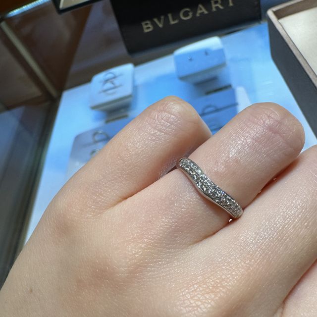 【ブルガリ(BVLGARI)の口コミ】 ダイヤが二連になっておりゴージャスで綺麗です。普段の生活には勿論です…