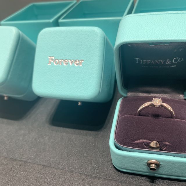 【ティファニー(Tiffany & Co.)の口コミ】 中央のダイヤに向かって細くなっているデザインなので、指が綺麗に見えま…