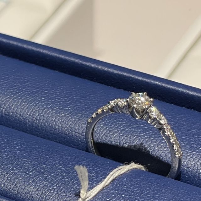 【銀座ダイヤモンドシライシの口コミ】 ハーフエタニティの指輪を探してこちらに惹かれました。ダイヤモンドの部…