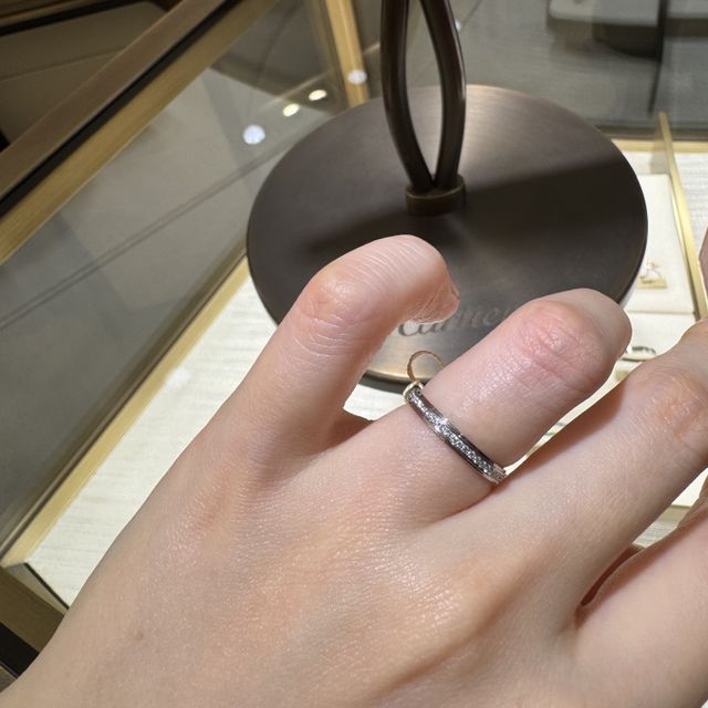 【カルティエ(Cartier)の口コミ】 プラチナ素材でできています。ダイヤは一周付いています。幅はかなり細い…
