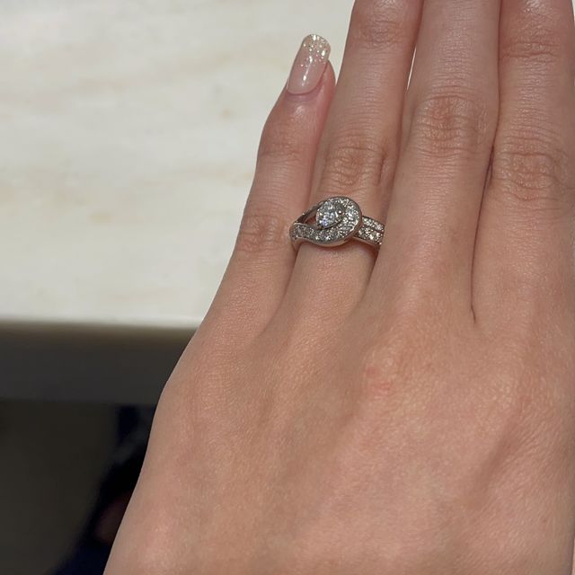 【ヴァン クリーフ＆アーペル(Van Cleef & Arpels)の口コミ】 唯一無二のデザインです
ボタンをモチーフにしており、掛け合わせる意味
…