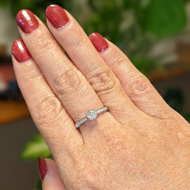 【ラザール ダイヤモンド(LAZARE DIAMOND)の口コミ】 担当スタッフさんがウィルを指にはめて下さった瞬間スッと指に吸い付くよ…