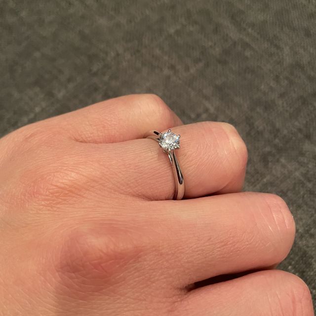 【ラザール ダイヤモンド(LAZARE DIAMOND)の口コミ】 正面だけでなく、上下左右どこからみても輝いている
綺麗なデザインになっ…