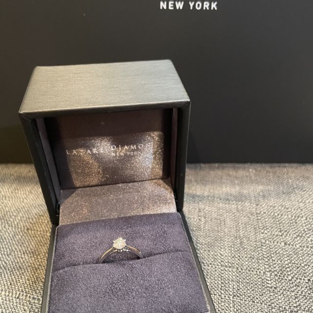 【ラザール ダイヤモンド(LAZARE DIAMOND)の口コミ】 正面だけでなく、上下左右どこからみても輝いている
綺麗なデザインになっ…