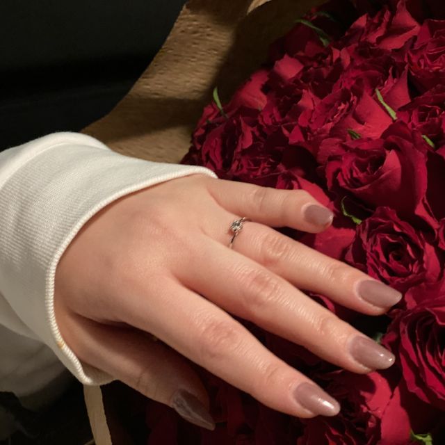 【アイプリモ(I-PRIMO)の口コミ】 シンプルすぎないでリングに少しアクセントをつけてありダイヤの大きさも…