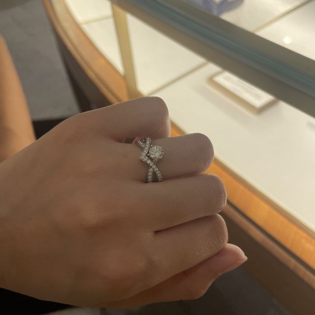 【ショーメ(CHAUMET)の口コミ】 一粒の存在感のあるダイヤとその周りのダイヤのバランス、ティアラのよう…