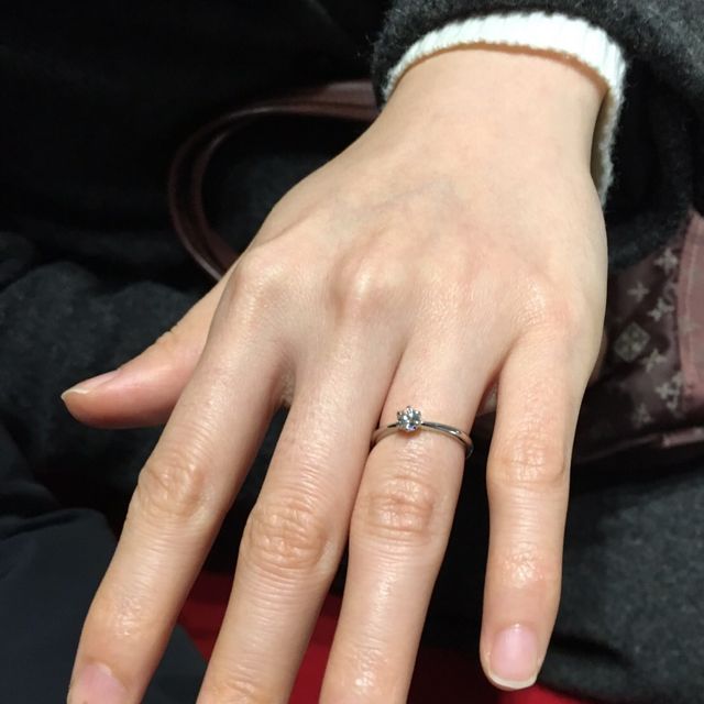【銀座ダイヤモンドシライシの口コミ】 婚約指輪を探して3件ほどお店を回りました。こちらのお店では予算を伝え、…