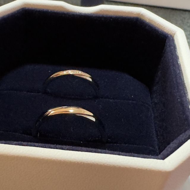 【4℃ BRIDAL(ヨンドシーブライダル)の口コミ】 シンプルな中に、さりげなくピンクゴールドがあしらわれていて、とても満…