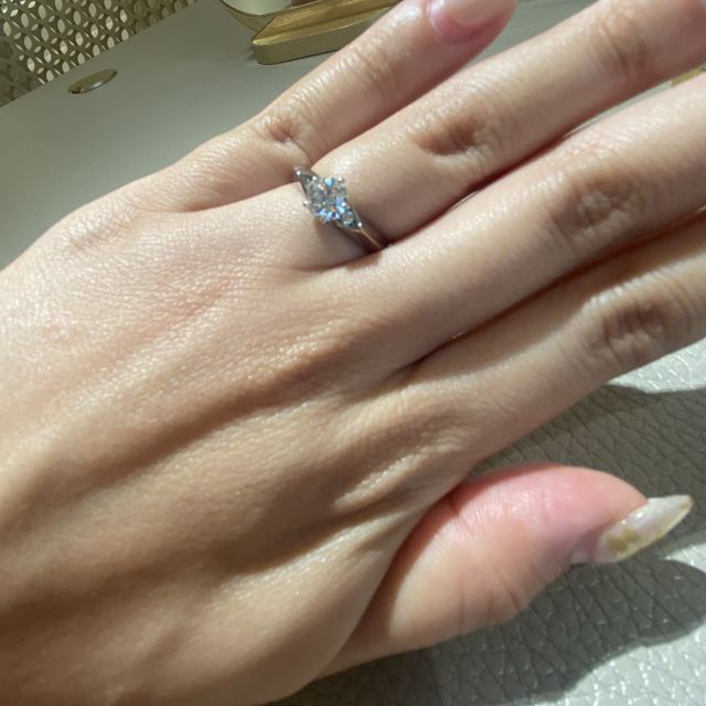 【ショーメ(CHAUMET)の口コミ】 シンプルながらも、人と被りにくいデザインに惹かれて購入しました。
ダイ…