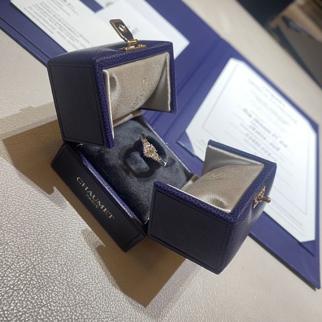 【ショーメ(CHAUMET)の口コミ】 シンプルながらも、人と被りにくいデザインに惹かれて購入しました。
ダイ…