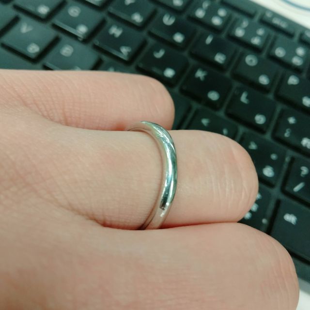 【銀座ダイヤモンドシライシの口コミ】 センターに斜めのラインが入っており、それが気に入ってます。また着け心…