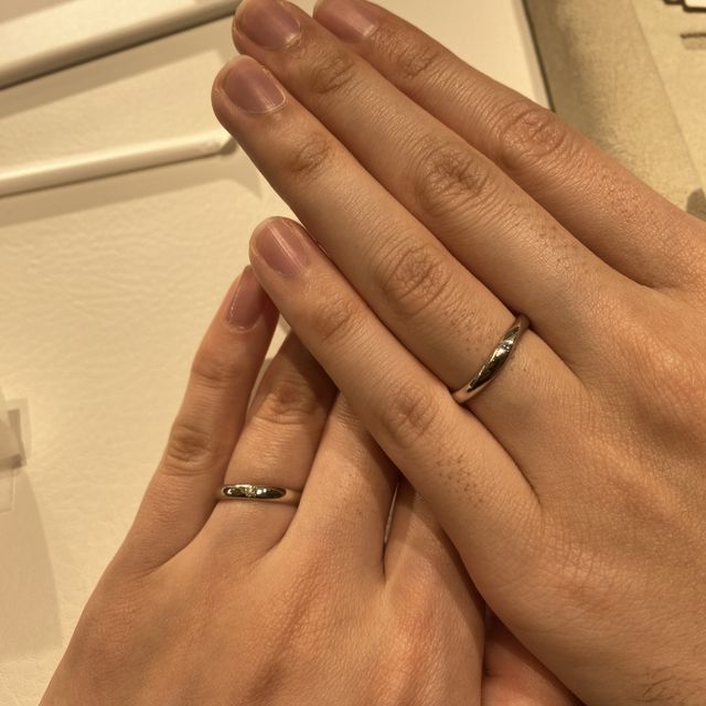 【和光ブライダルブティックギンザの口コミ】 かなりシンプルなデザインが多い印象でしたが、つけてみるととても上品で…