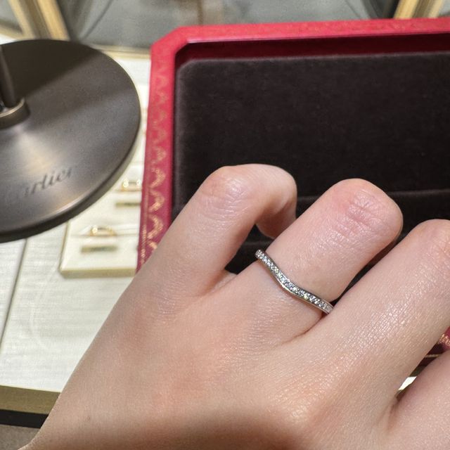 【カルティエ(Cartier)の口コミ】 緩いカーブになっているので、指が綺麗に見えます。婚約指輪と合わせた際…