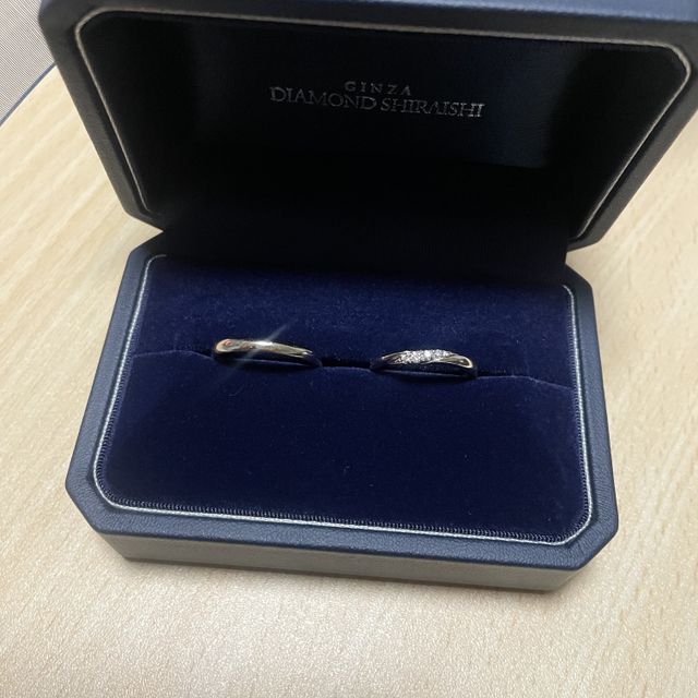 【銀座ダイヤモンドシライシの口コミ】 デザインが多数あり、真っ直ぐデザイン、斜めデザインの中でもとてもたく…