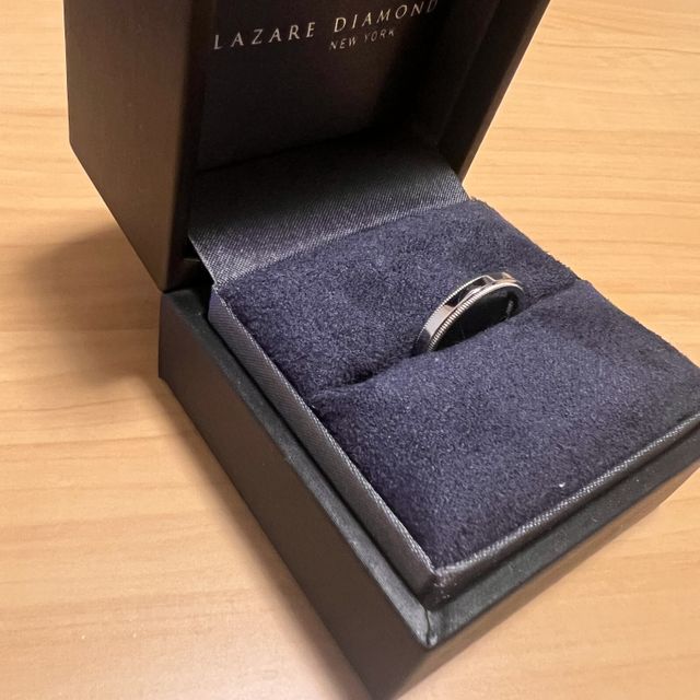 【ラザール ダイヤモンド(LAZARE DIAMOND)の口コミ】 ミル打ちのデザインが気に入っています。
ミル打ちの指輪が欲しくて他のブ…