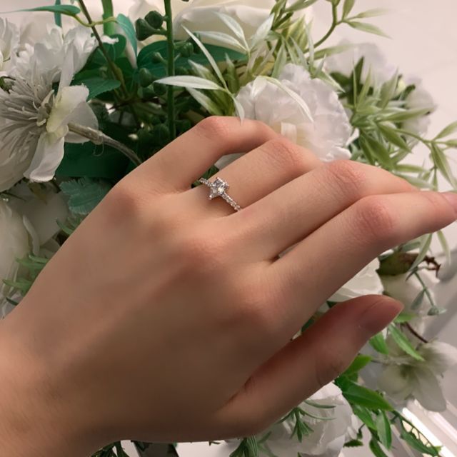 【宝寿堂(ほうじゅどう)の口コミ】 ペアシェイプを選んだのですが、他のデザインに比べて存在感がありダイヤ…