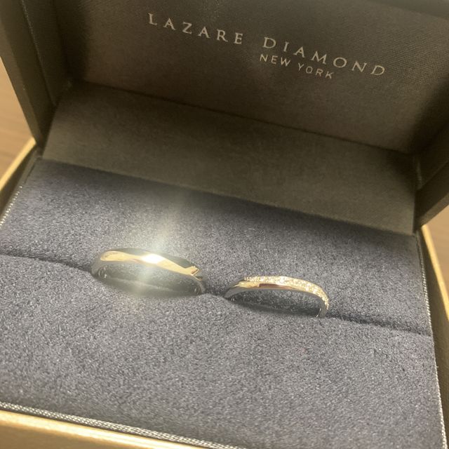 【ラザール ダイヤモンド(LAZARE DIAMOND)の口コミ】 指輪のデザイン→男性の方はシンプルかつ斬新なデザインかつきりっと…