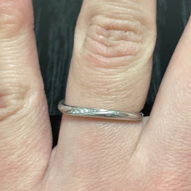 【1122 iifuufu bridal(いい夫婦ブライダル)の口コミ】 シンプルなデザインですが、ダイヤが付いている為可愛らしい、飽きずにず…